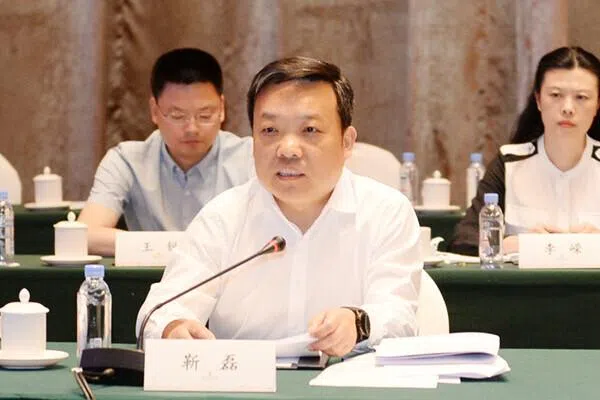 靳磊2021年在担任四川省德阳市委书记时出席会议。（互联网）