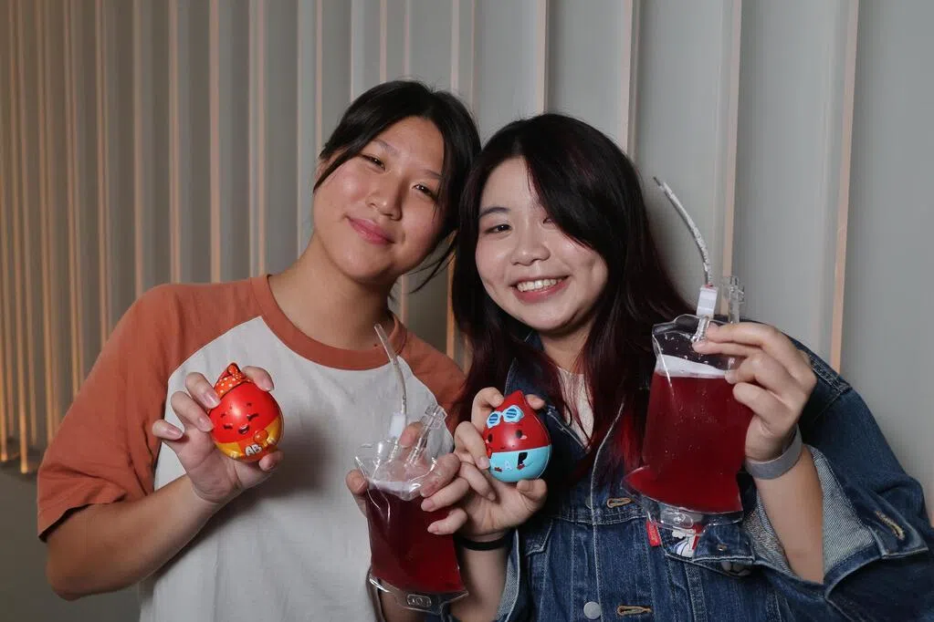 何家姐妹16岁“成人礼” 献血作他人生命礼物