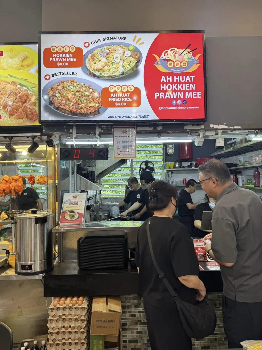 Ah Huat Hokkien Prawn Mee只售卖炒福建虾面和阿发炒饭两道美食。（叶晓虹摄）