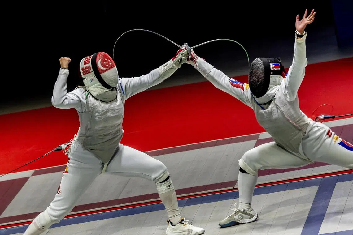 我国花剑名将阿米塔（左）是本届东运会女子花剑双冠王。（新加坡全国奥理会提供）
