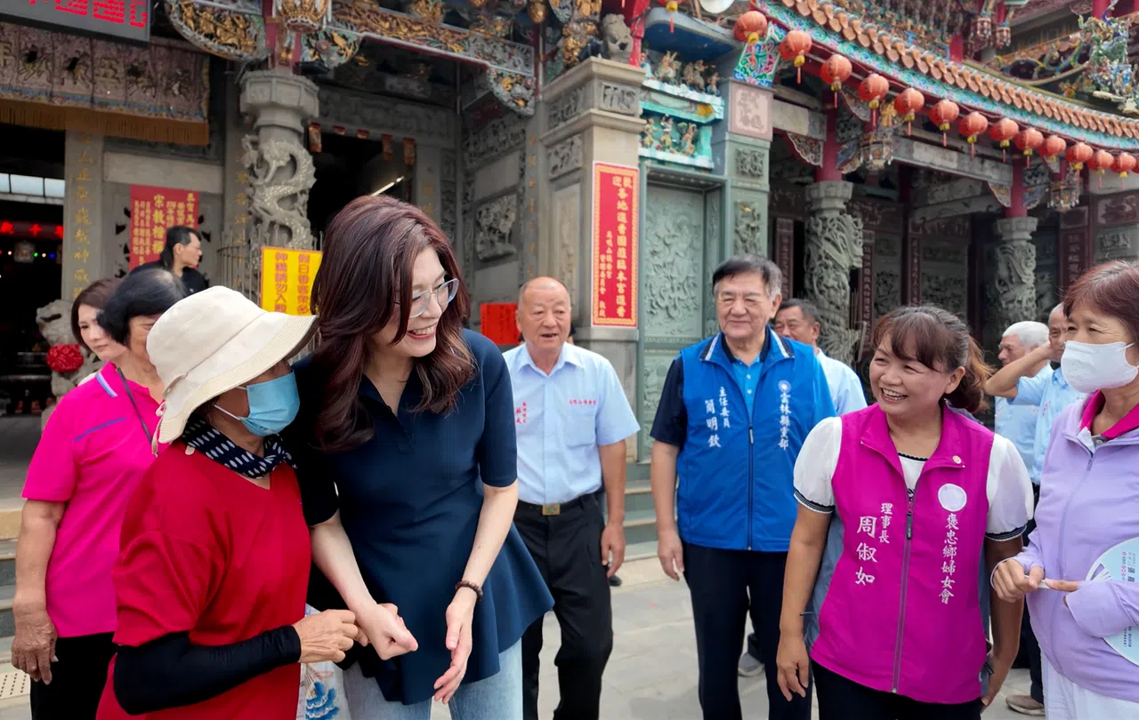 国民党主席郑丽文（左二）7月30日南下云林，在县党部出席妇女菁英领袖成长营前，先赴马鸣山镇安宫祈福，并与当地居民寒暄。（严宣融摄）