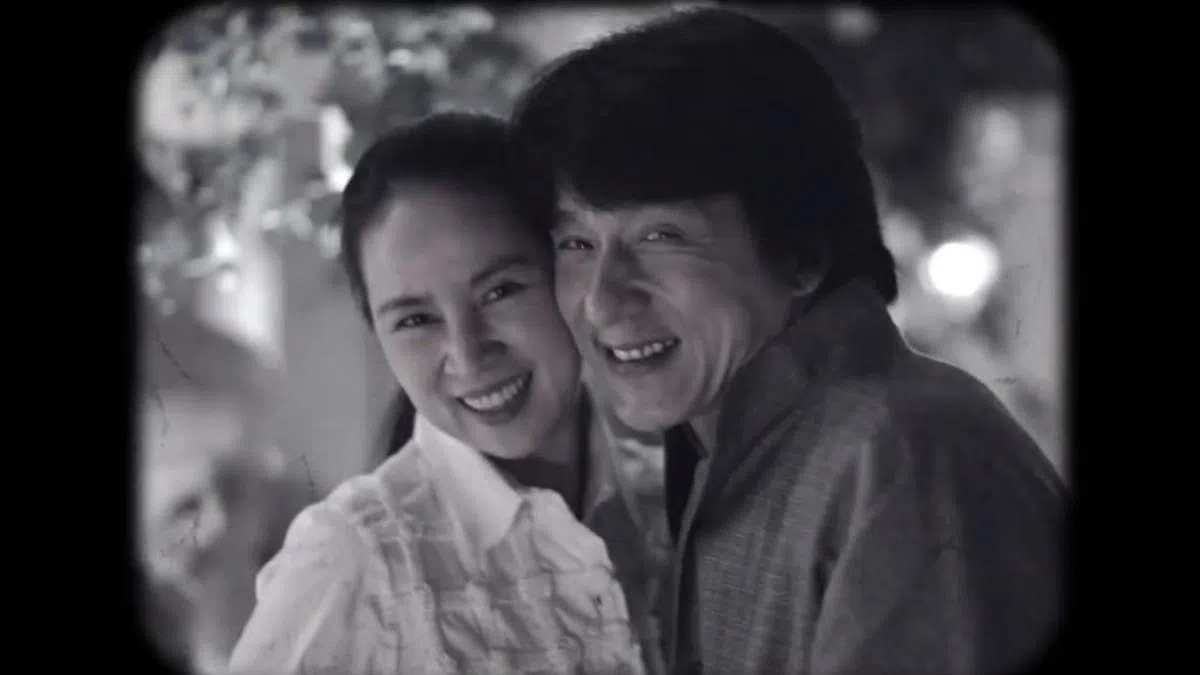 房祖名在MV里放了多张小时候以及爸妈成龙（右）和林凤娇的照片。（互联网）