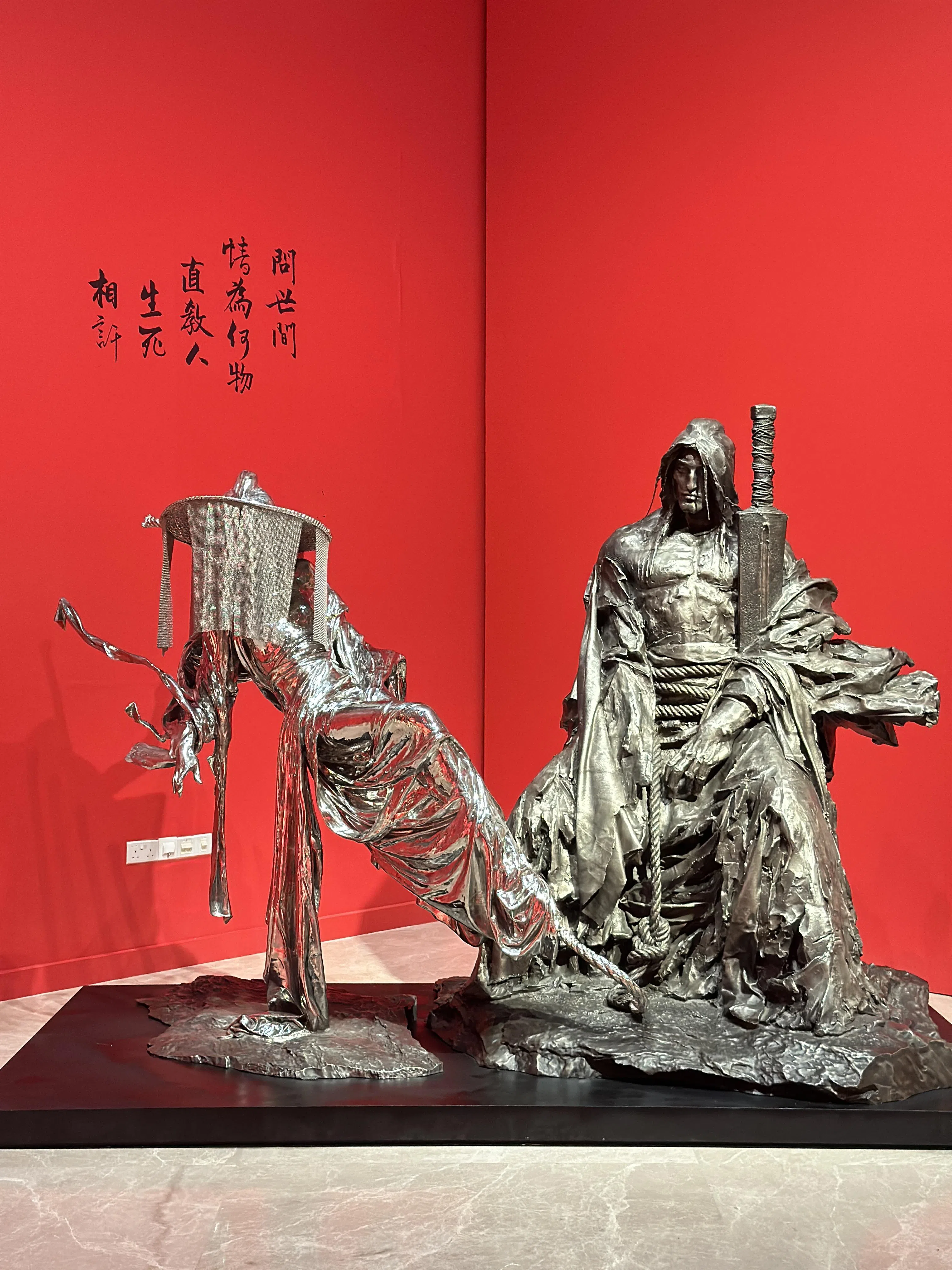 “侠之大者——金庸主题文化展”中杨过和小龙女雕塑。小说中，杨过和小龙女的爱情冲破了世俗羁绊。（新加坡中国文化中心提供）