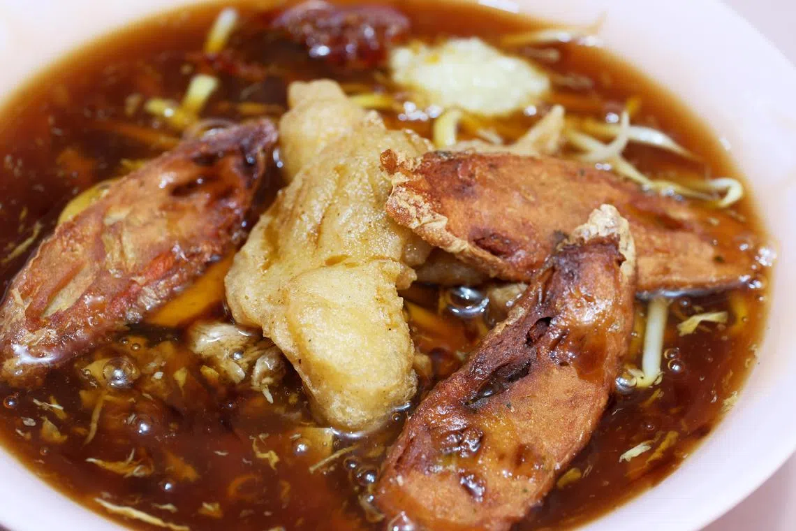 鸿诚炸鱼卤面，搭配干脆五香片，齿颊生香。（曾坤顺摄）