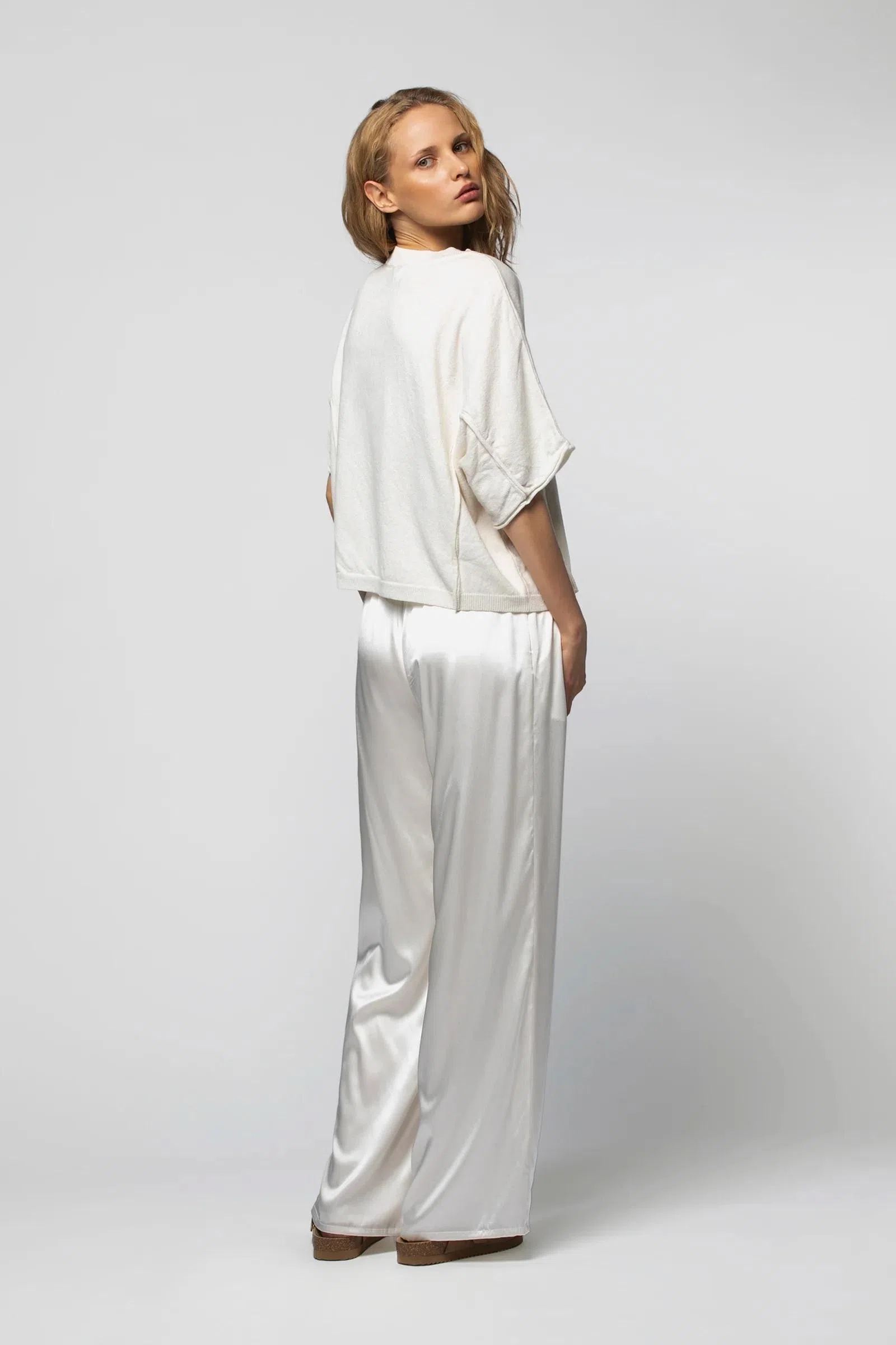 丝质长裤独特的质感，能带来无与伦比的飘逸华雅气质。（互联网）