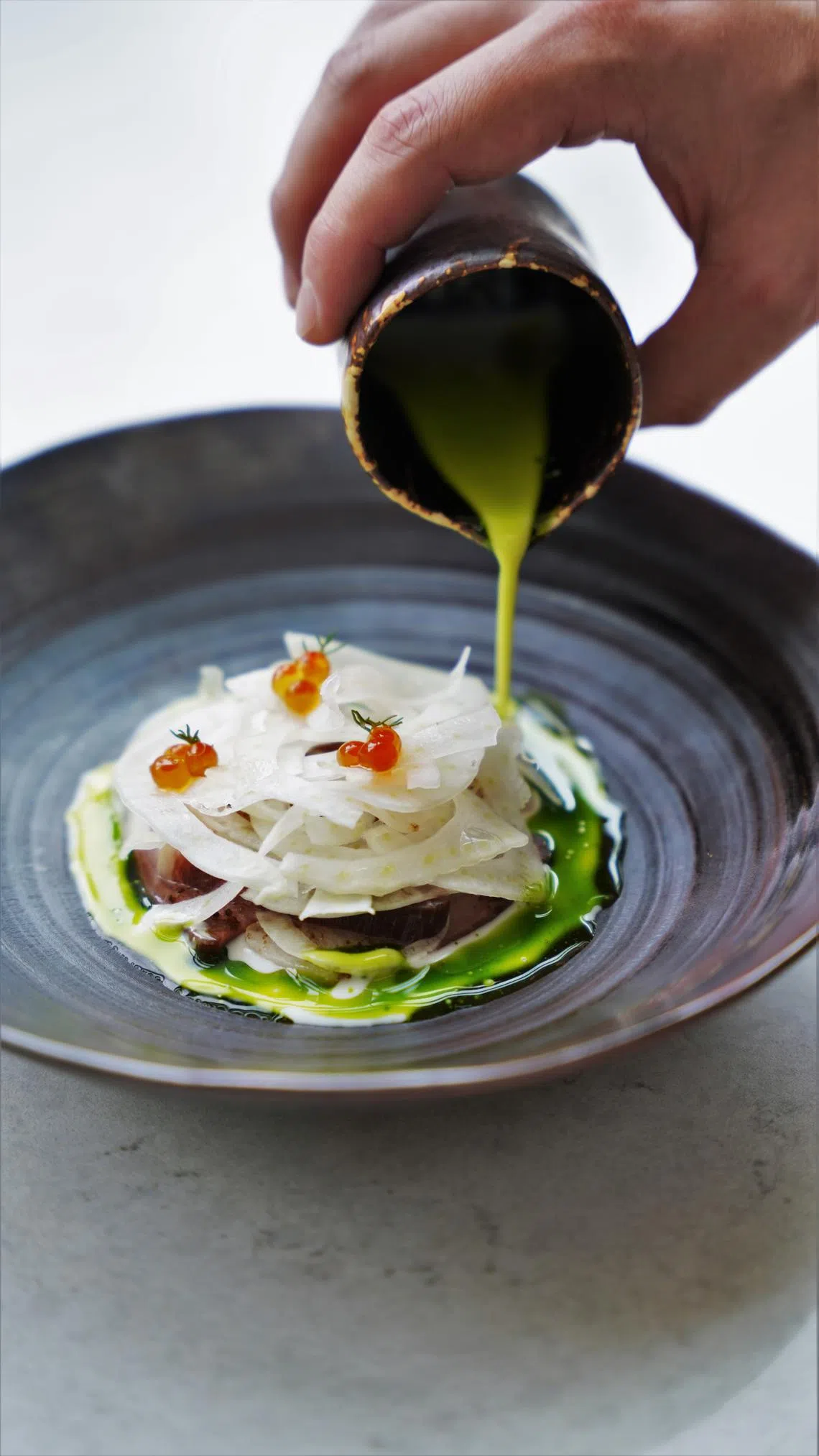 熟成油甘鱼片铺上球茎甘蓝，再淋特调奶油酱。（餐馆提供）