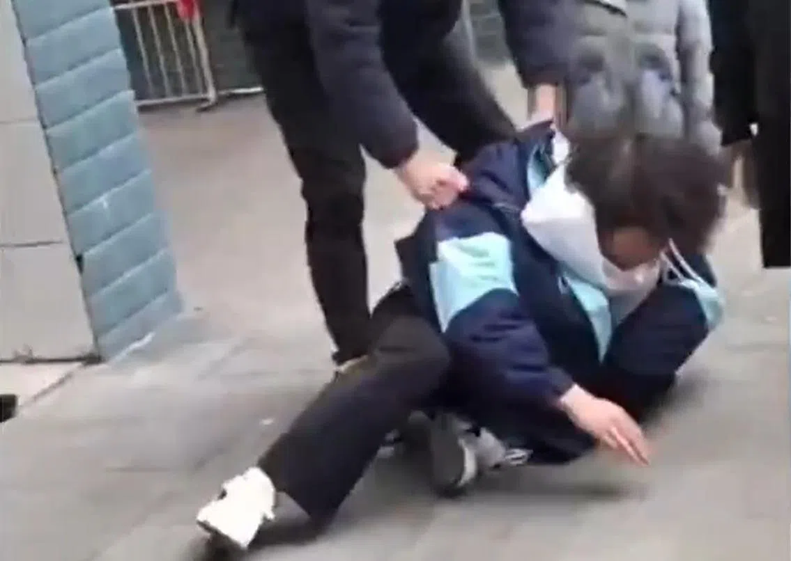 强制染发学生剪发 重庆教师被批评教育