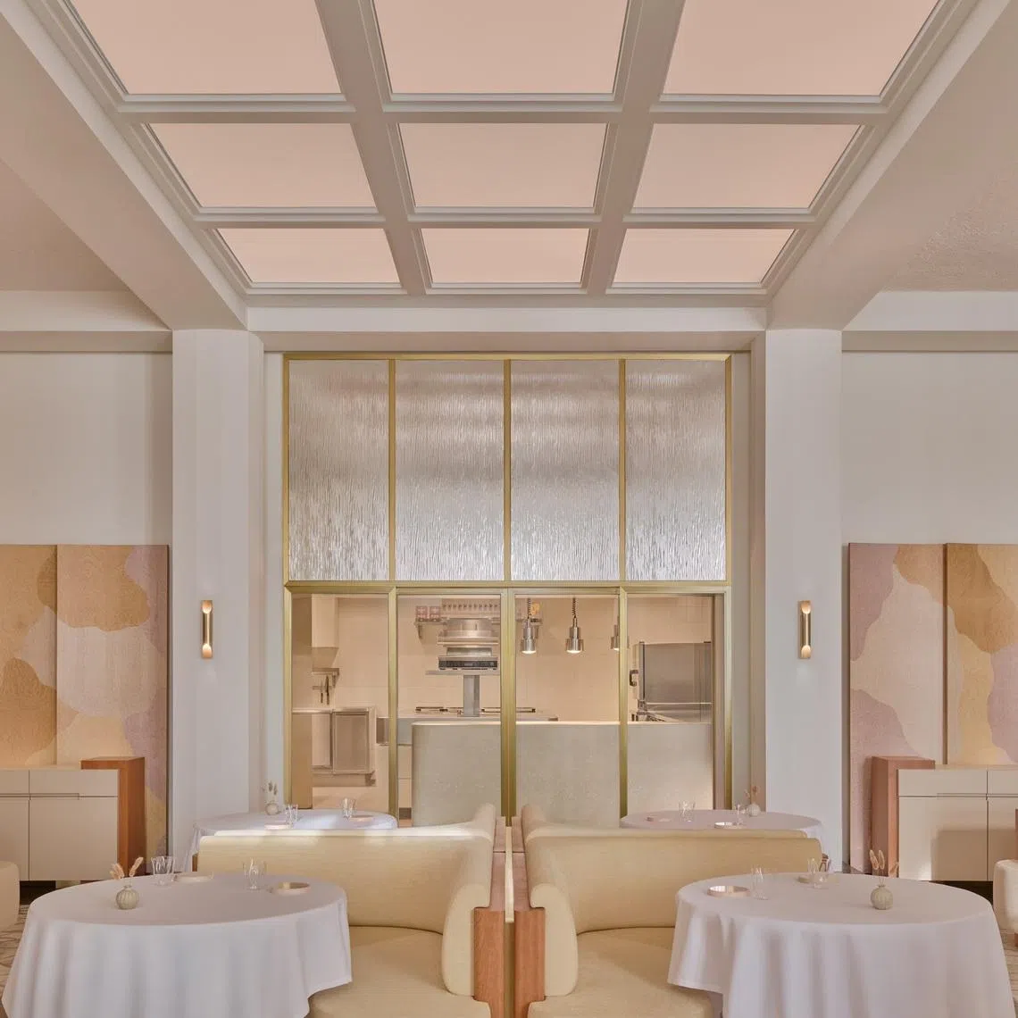 位于新加坡国家美术馆的Odette餐馆，近期装修翻新后重开。大厅中央的厨房是焦点。（餐馆提供）