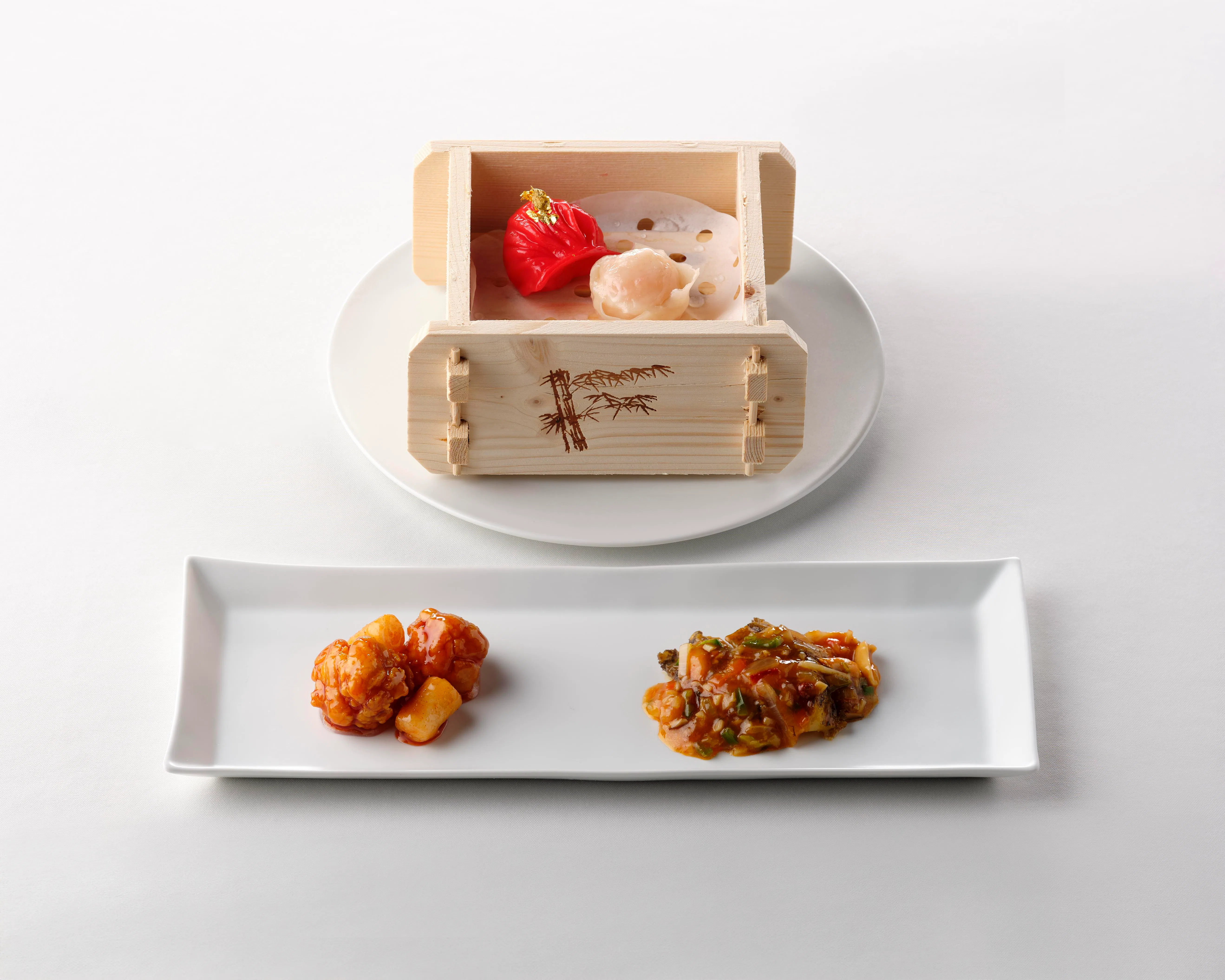 主菜部分有韩式炸鸡块、麻辣炒鲍鱼、中韩融合饺子与虾仁点心，展现出两国风味的碰撞与融合。（韩国总统府提供）