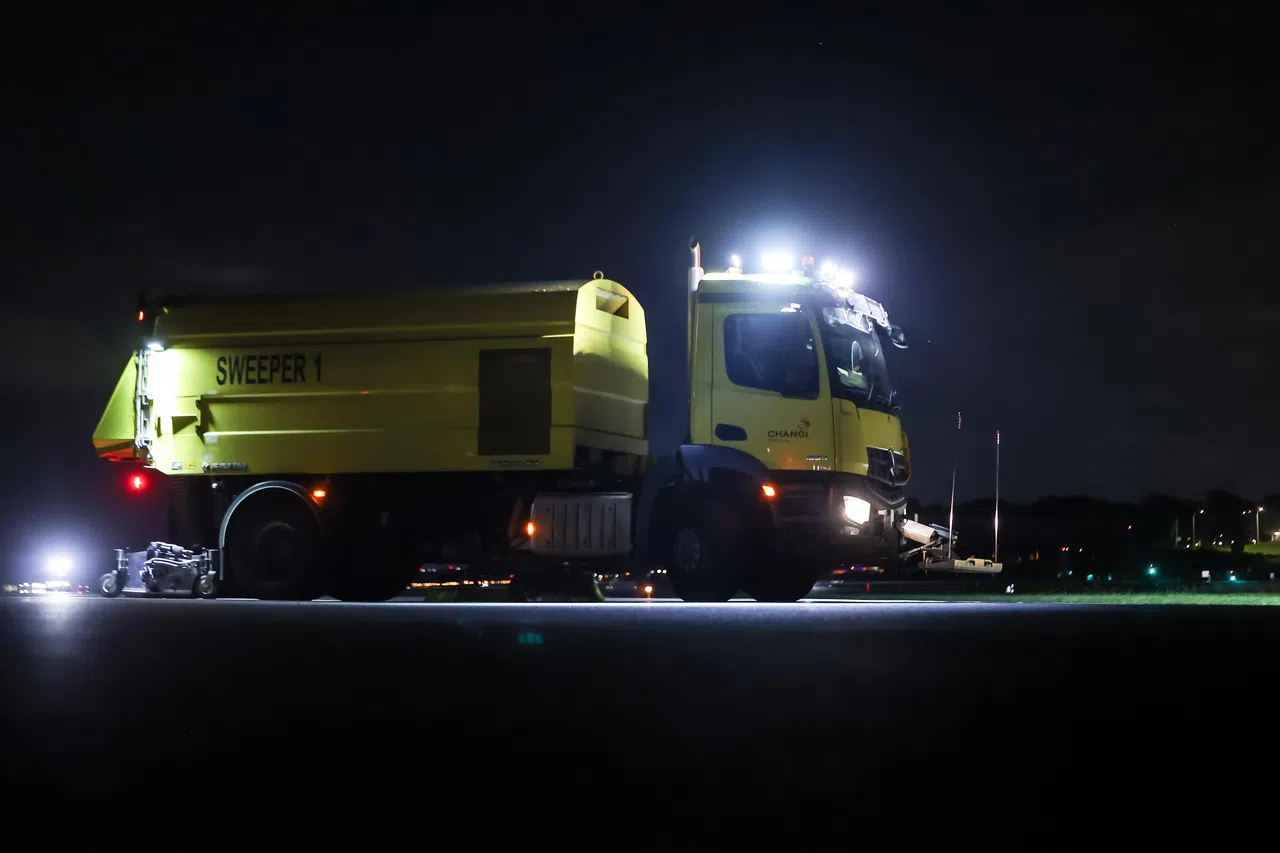 具有巨大磁棒和吸尘器的车辆可吸走跑道上的杂物。（白艳琳摄）