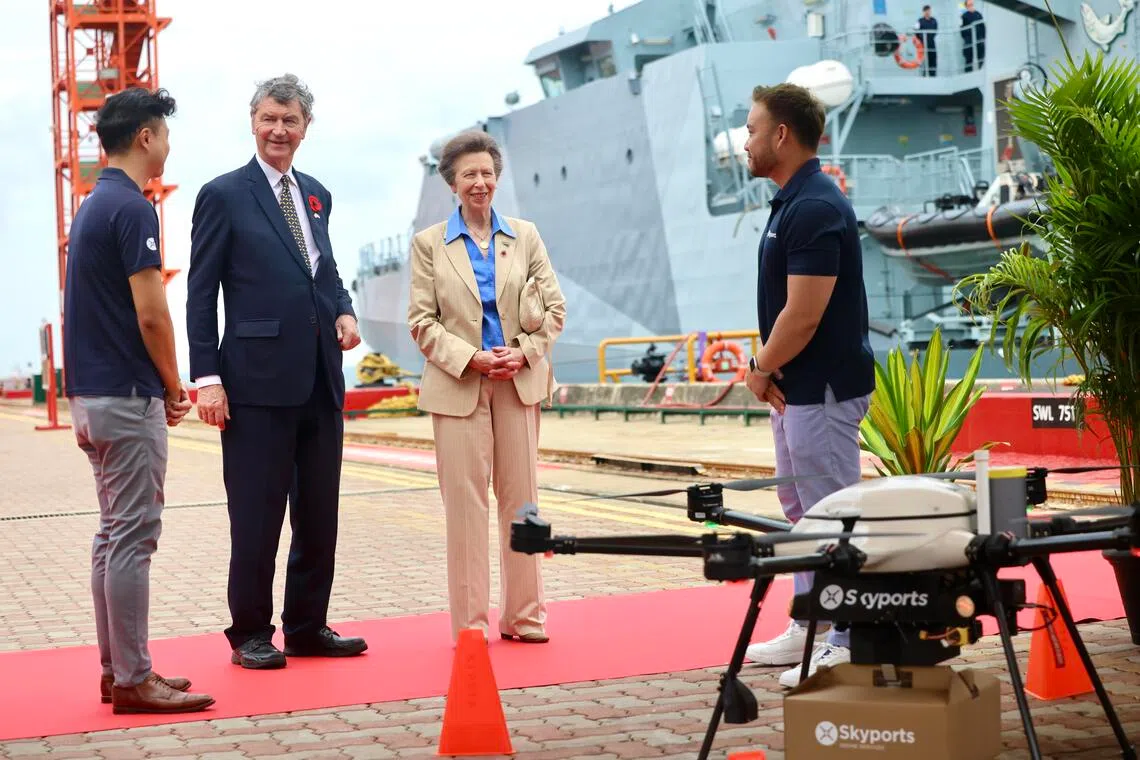 参观英国皇家海军佩斯舰时，Skyports Drone Services公司也向安妮长公主（右二）和她的丈夫劳伦斯爵士（左二）展示如何利用无人机投递包裹，为舰艇补给。