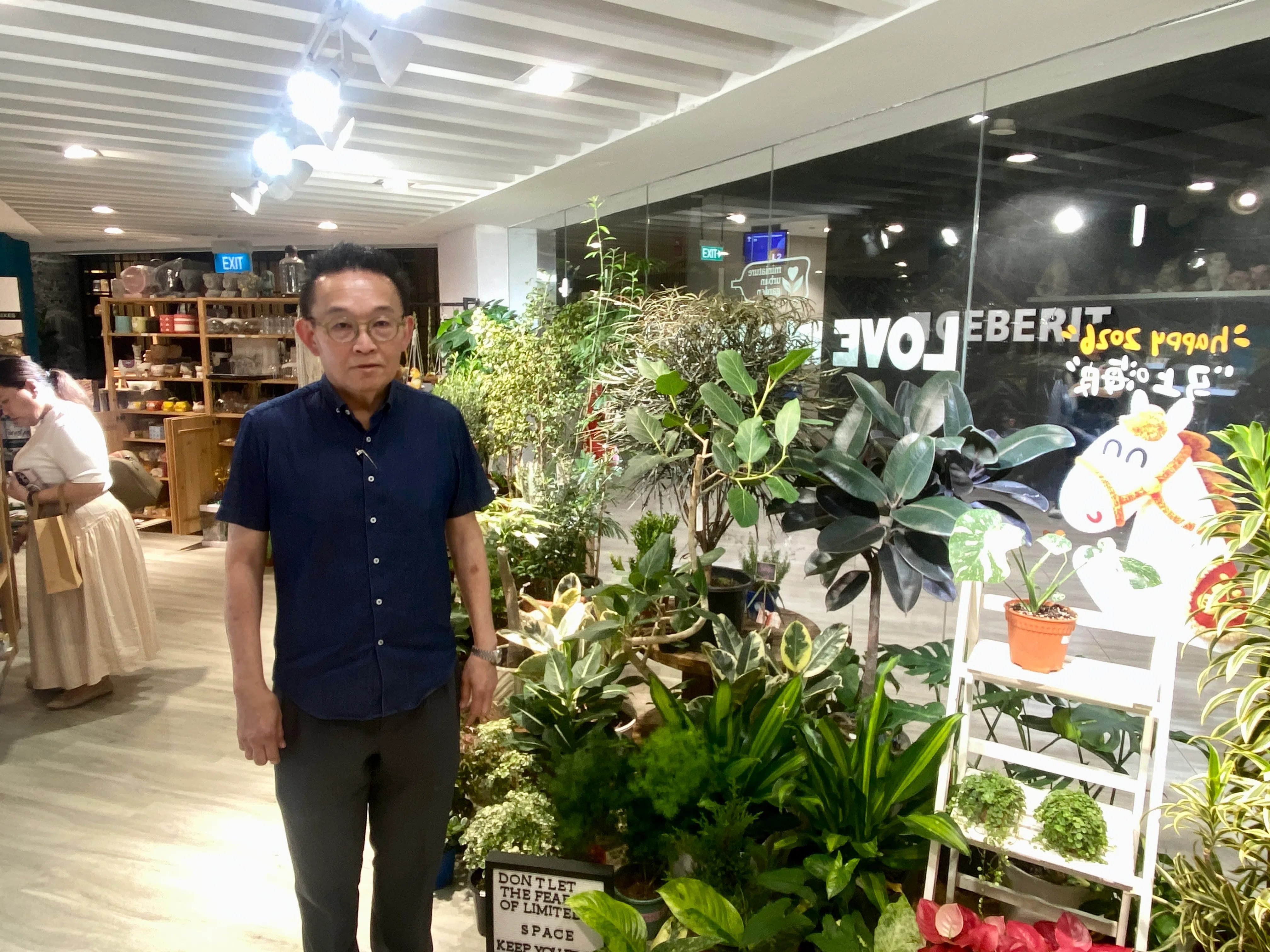 瓶中绿影（Love in a Bottle）店主何茂强2023年将店开在滨海广场，周围办公楼的上班人士是他的常客。（吴佳芸摄）