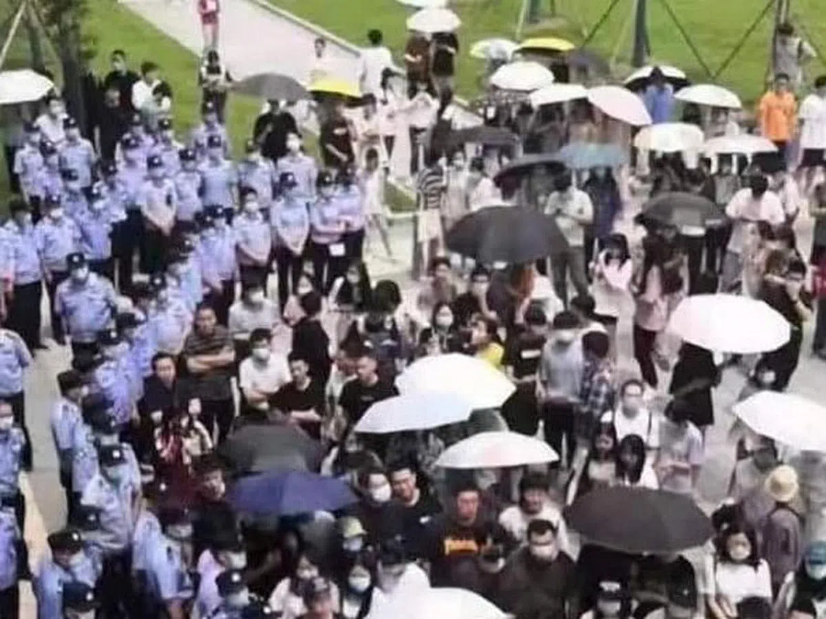 南京师范大学学生反对中北学院与江苏经贸职业技术学院合并，并发起示威。（星岛日报）