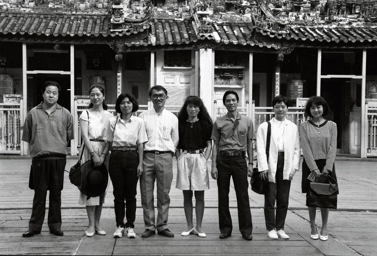 1991年，《联合早报》邀请中国大陆、香港、台湾与马来西亚作家出席第五届国际华文文艺营。左起为莫言、王安忆、朵拉、小黑、龙应台、阿盛、钟晓阳与朱天心。照片摄于粤海清庙。（档案照）