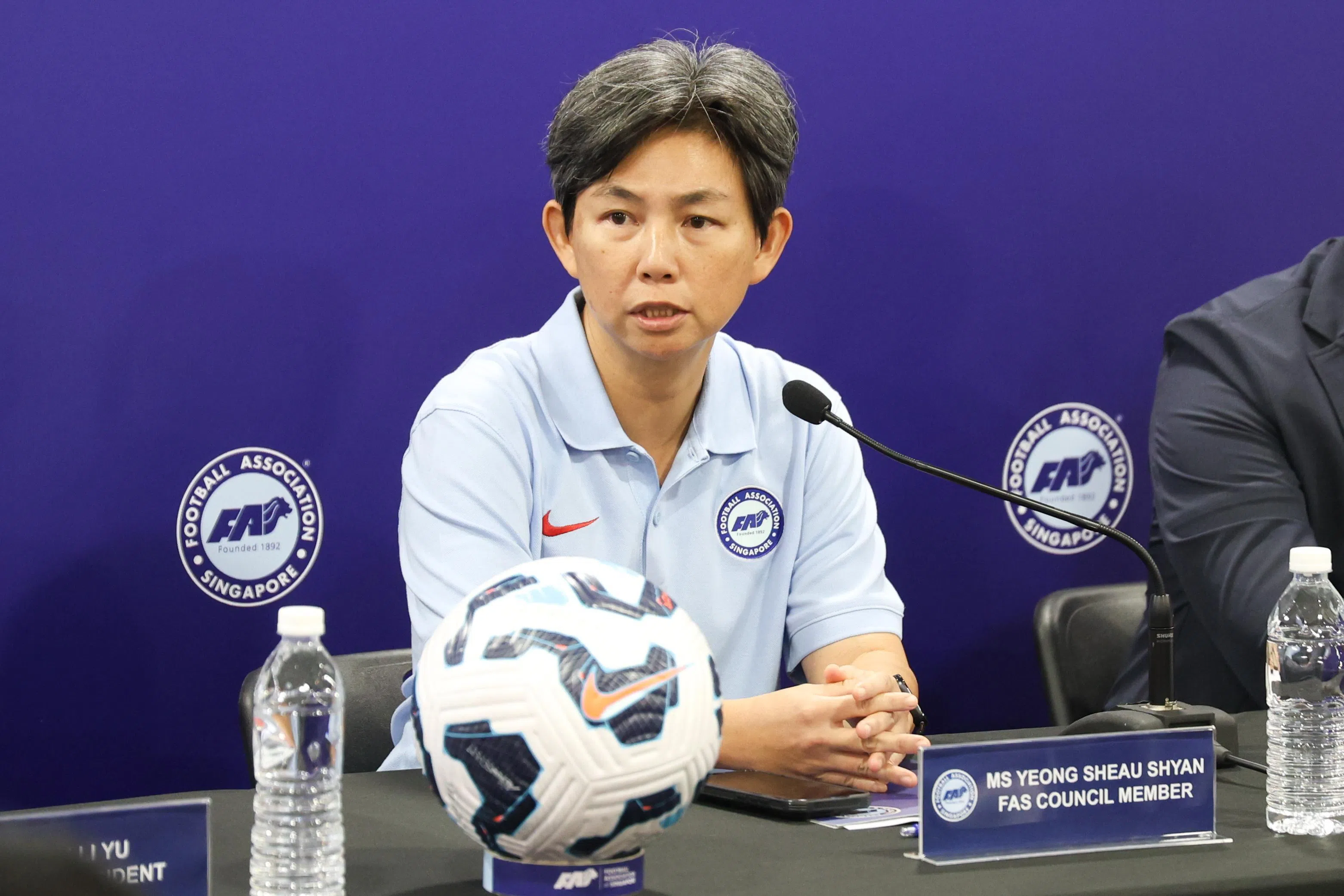 新加坡前女足球员杨晓贤是足总理事会的一员，她希望通过奖学金和筹资等方式，让雌狮的球员能全力发展足球事业。（关俊威摄）