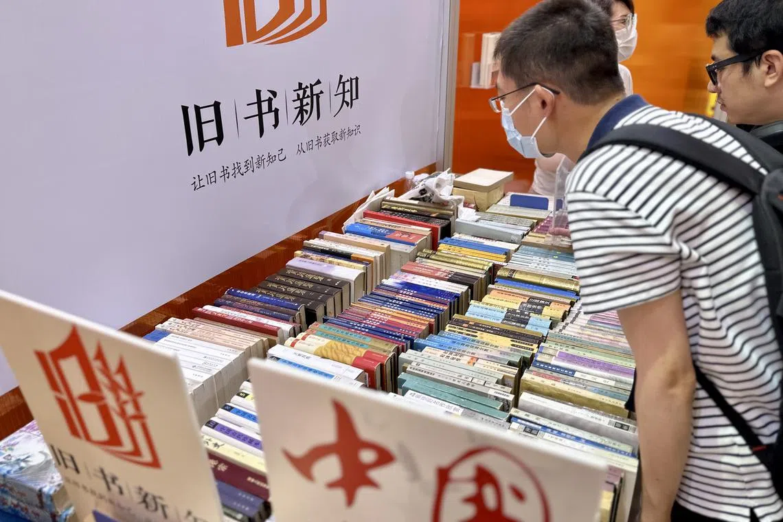 上海书展首次引入“旧书新知”展区，为新书云集的上海书展添色。其中，成立于1952年的中国书店是目前中国最大的古旧书实体店。（中新社）