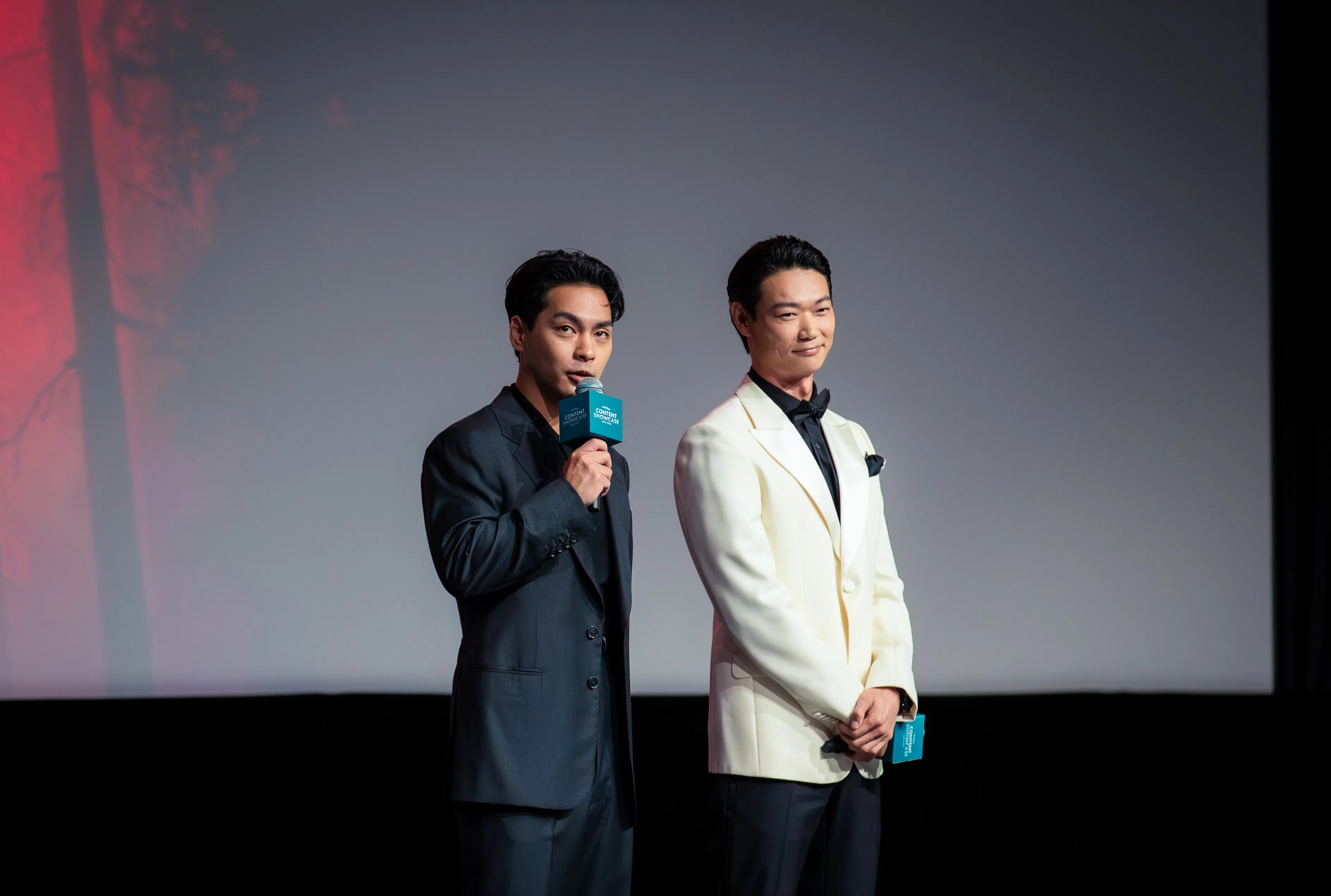 柳乐优弥（左）和笠松将2024年底到新加坡为《噬亡村2》造势。（Disney+提供）