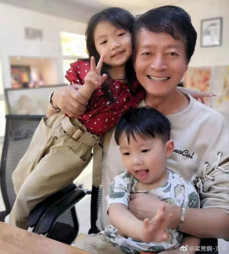 方刚退圈后变成慈祥长者，跟小孩子打成一片。（取自微博）