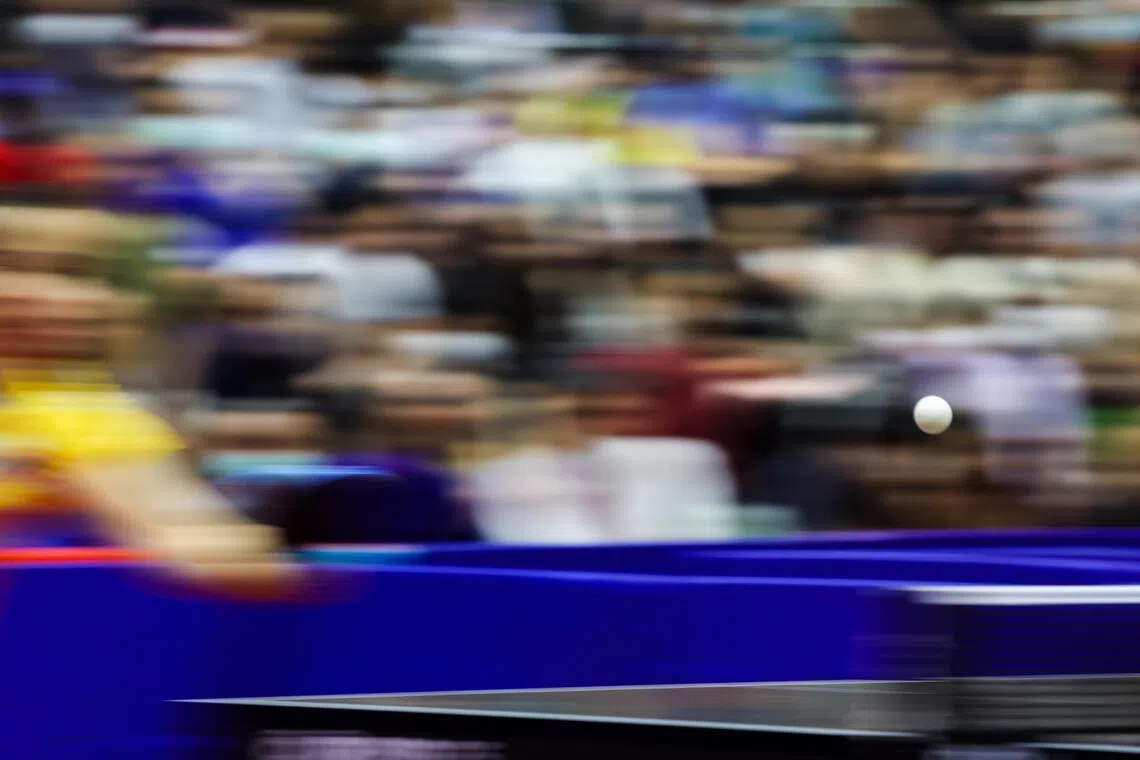 乒乓球在球台上来回疾驰、弹射，将速度与张力绷紧至极限。（白艳琳摄）