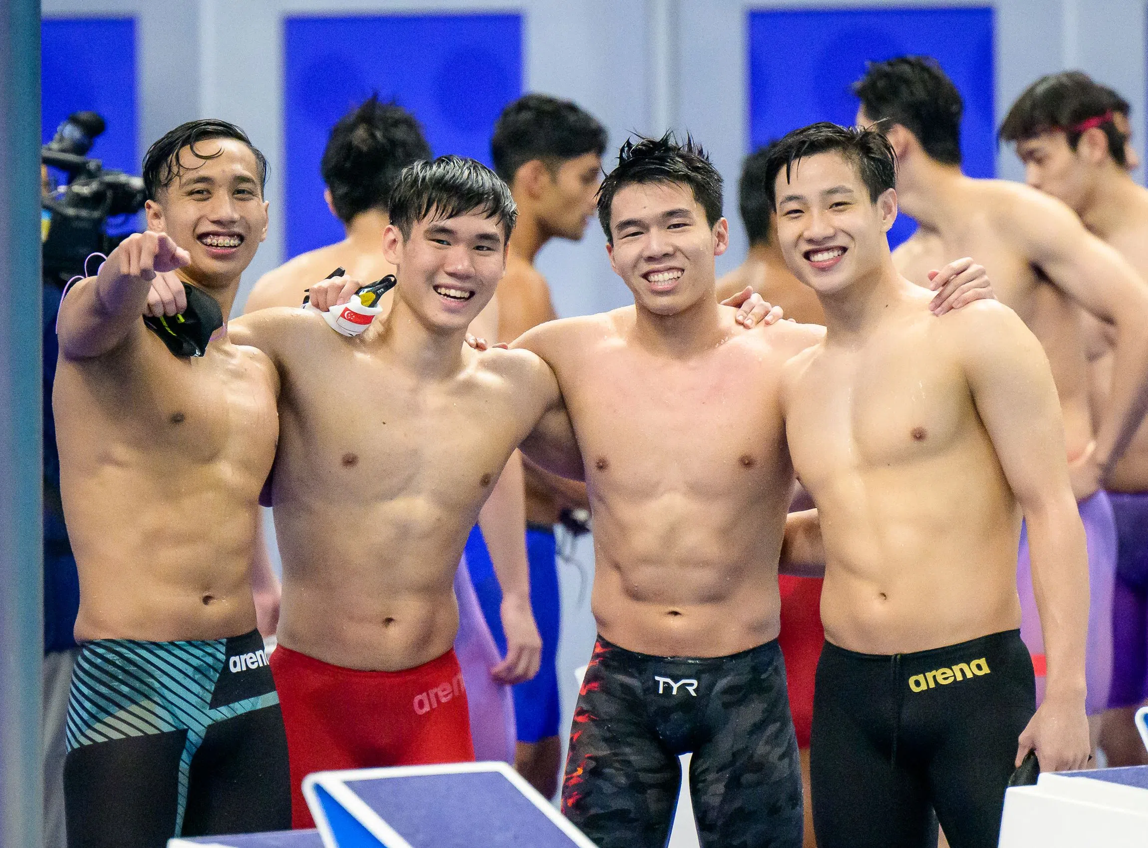 陈永进（右二）携手林峻纬（左二）、阿尔迪（左一）和林家祥出战男子4X200米自由泳接力决赛，以7分17秒98排名第四。（新加坡全国奥理会提供）