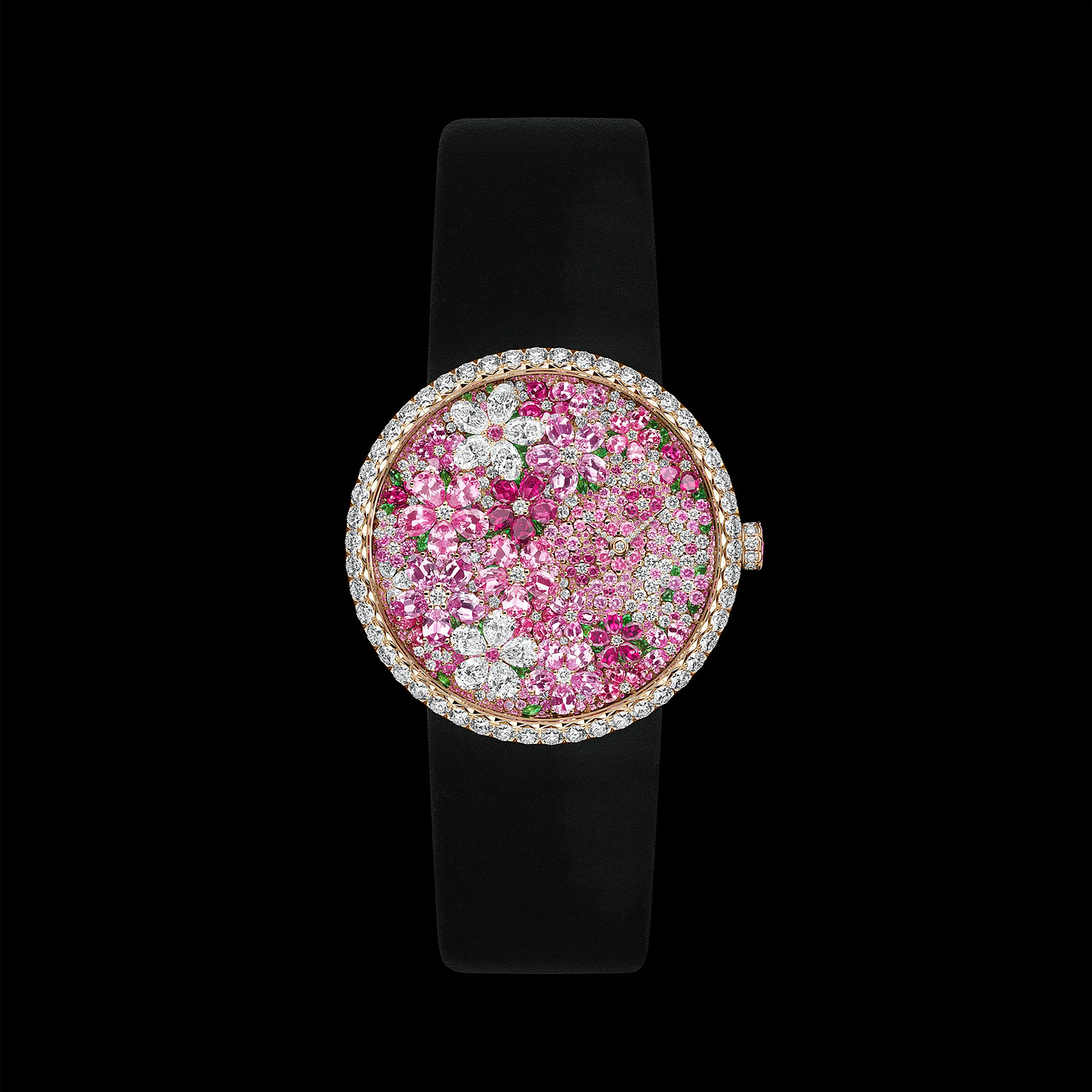 迪奥以“高级珠宝园圃”为灵感，表盘、表圈、表冠与底盖尽覆各种宝石，呈现“花团锦簇”的立体层次。（GPHG提供）