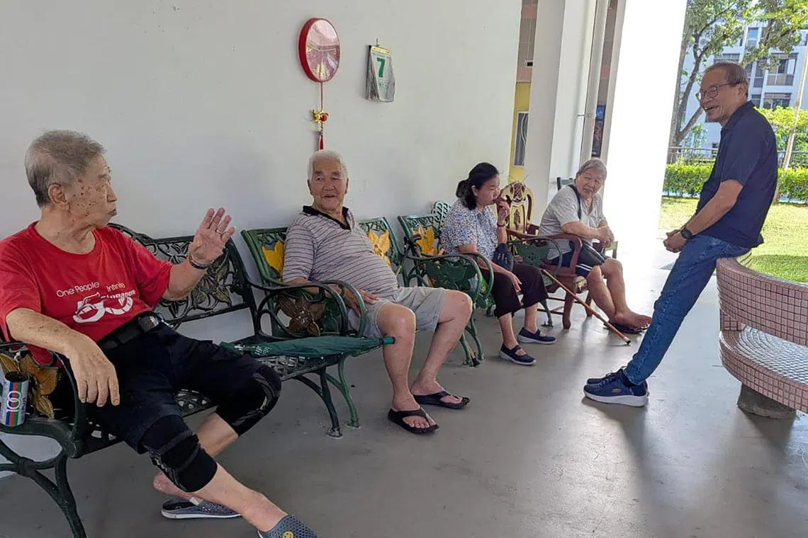 工人党后港区议员陈立峰（右）经常在脸书贴文分享他进行家访时与居民的合照，有时也会上载一些组屋区外观和风景的照片。他认为，家访很有意义且富有成效，在过去的几年里，也通过家访认识了许多居民。（取自陈立峰脸书）