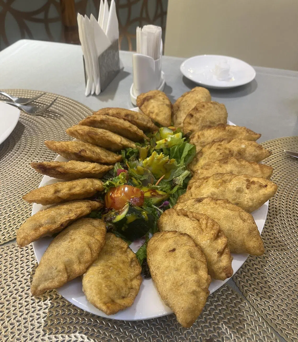 肉合子是蒙古的传统美食，内馅通常用牛肉或羊肉，搭配洋葱或大蒜等调料制成。（中欧航旅提供）