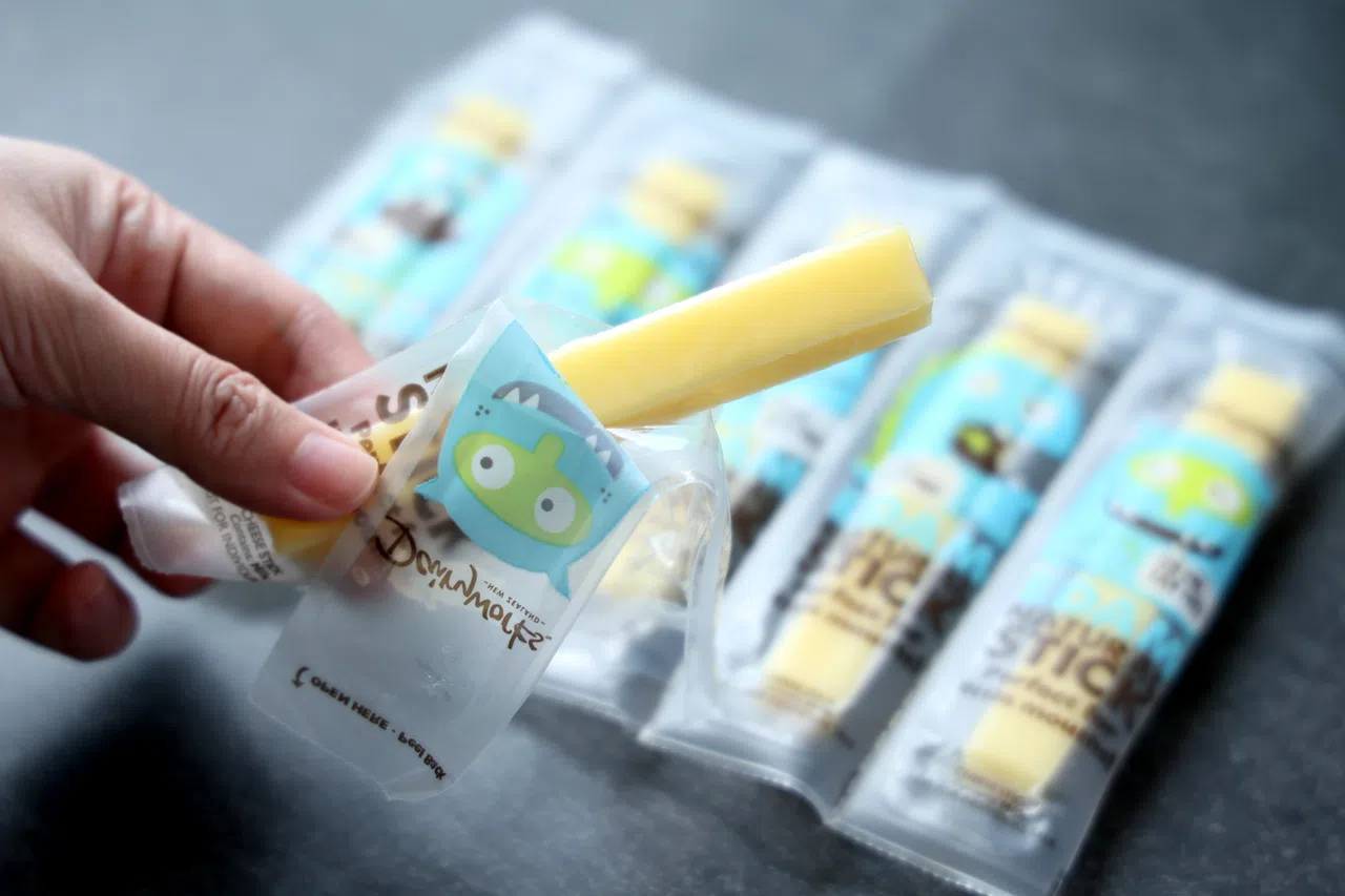 无添加的天然乳酪条可当零食，脂肪含量较低还富含蛋白质。（龙国雄摄）