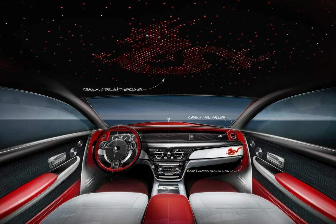 中控区的手绘龙图需两周时间完工。（劳斯莱斯提供）