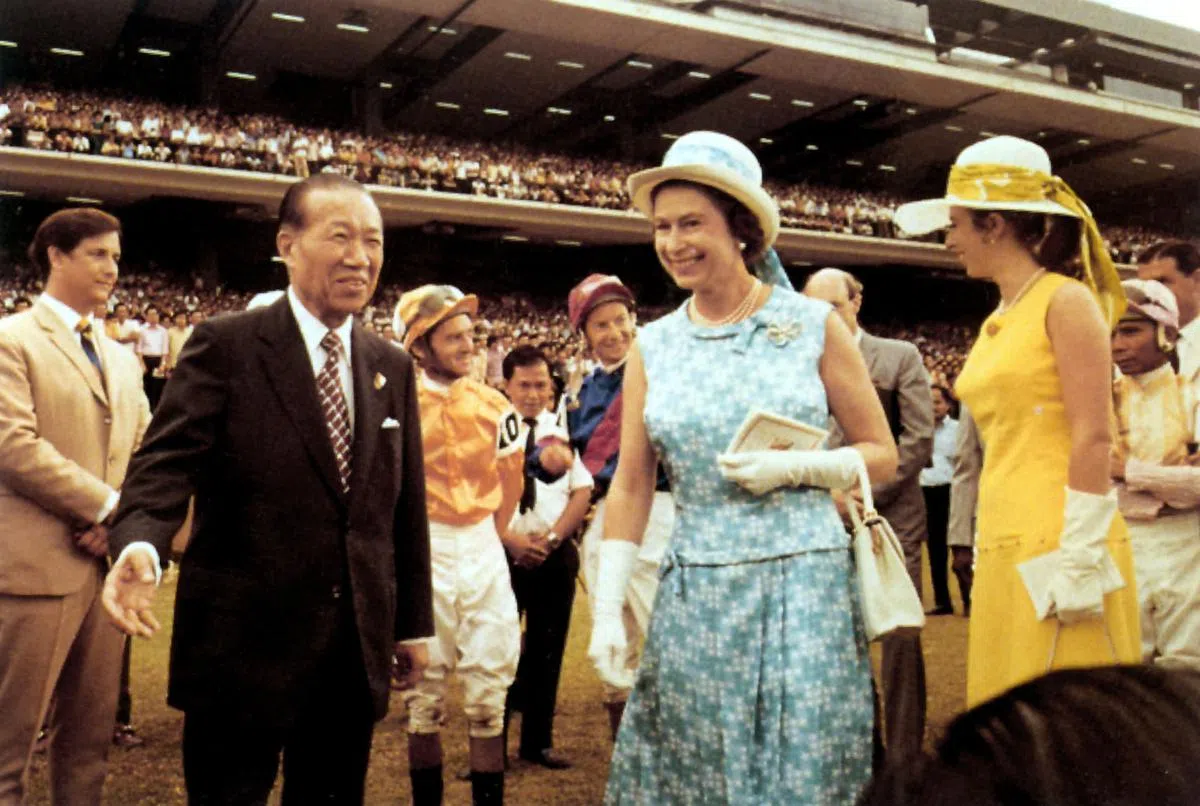伊丽莎白女王（右二）1972年出席“伊丽莎白女王二世杯”赛马比赛的颁奖典礼。左二为时任新加坡赛马公会主席邵仁枚博士。（档案照）