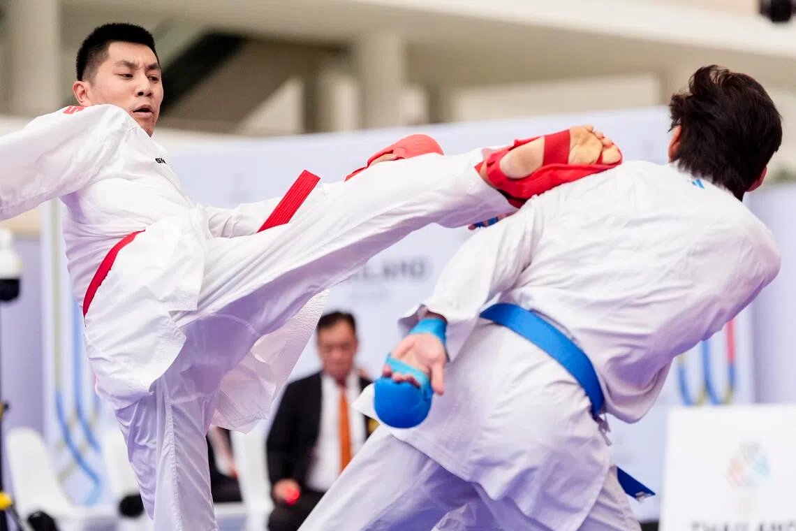 蔡昇达（左）在跌入复活赛后没有放弃，但最后遗憾与奖牌无缘。（新加坡全国奥理会提供）