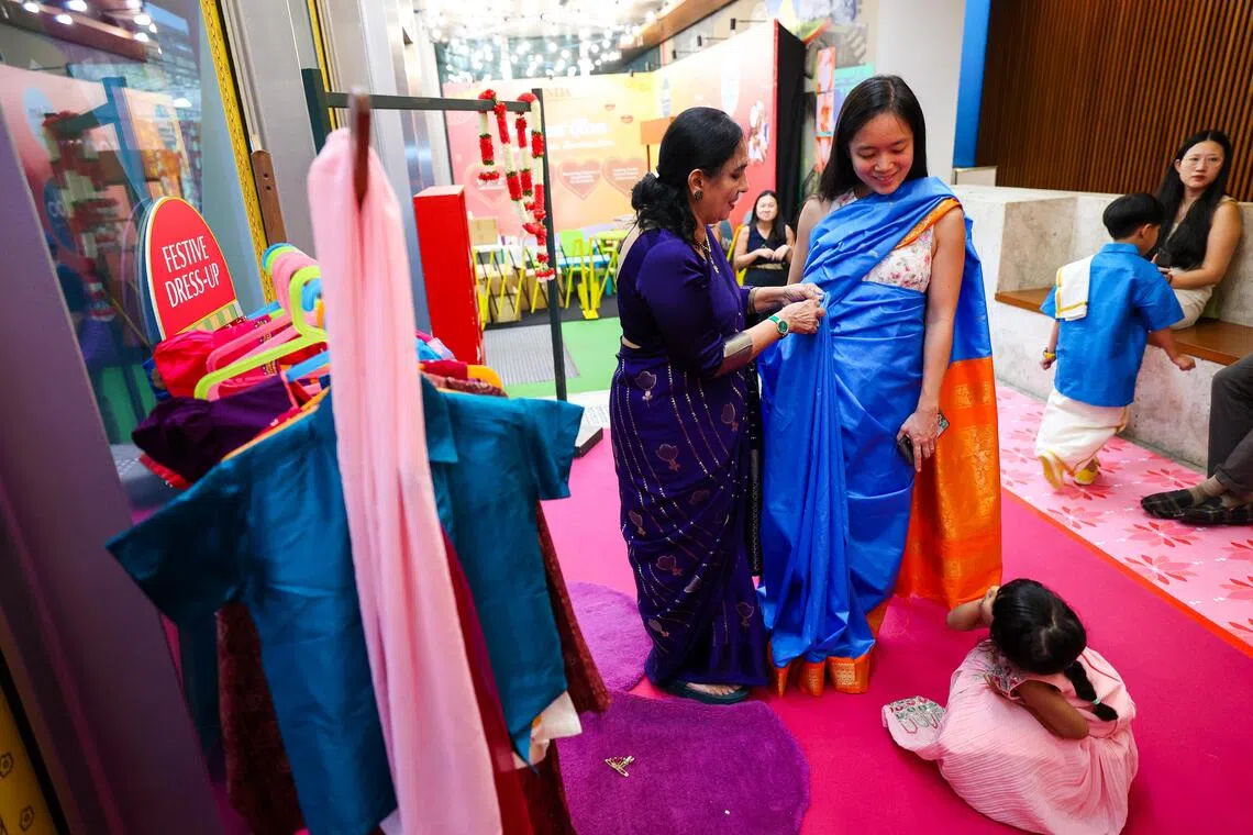 印度文化馆的屠妖节开放日将从本周末9月27日持续至10月19日。公众可参与一系列活动，包括穿上传统服装拍照留念，亲身体验节日氛围。（林明顺摄）