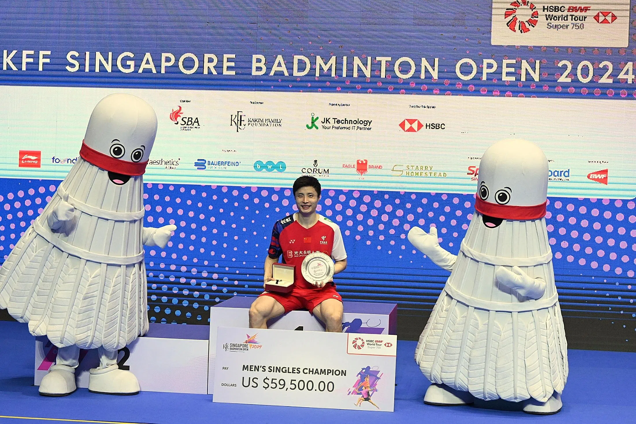 今年的新加坡公开赛将取消“银盘”，推出全新奖杯。图为2024年男单冠军、中国球员石宇奇。（档案照片）