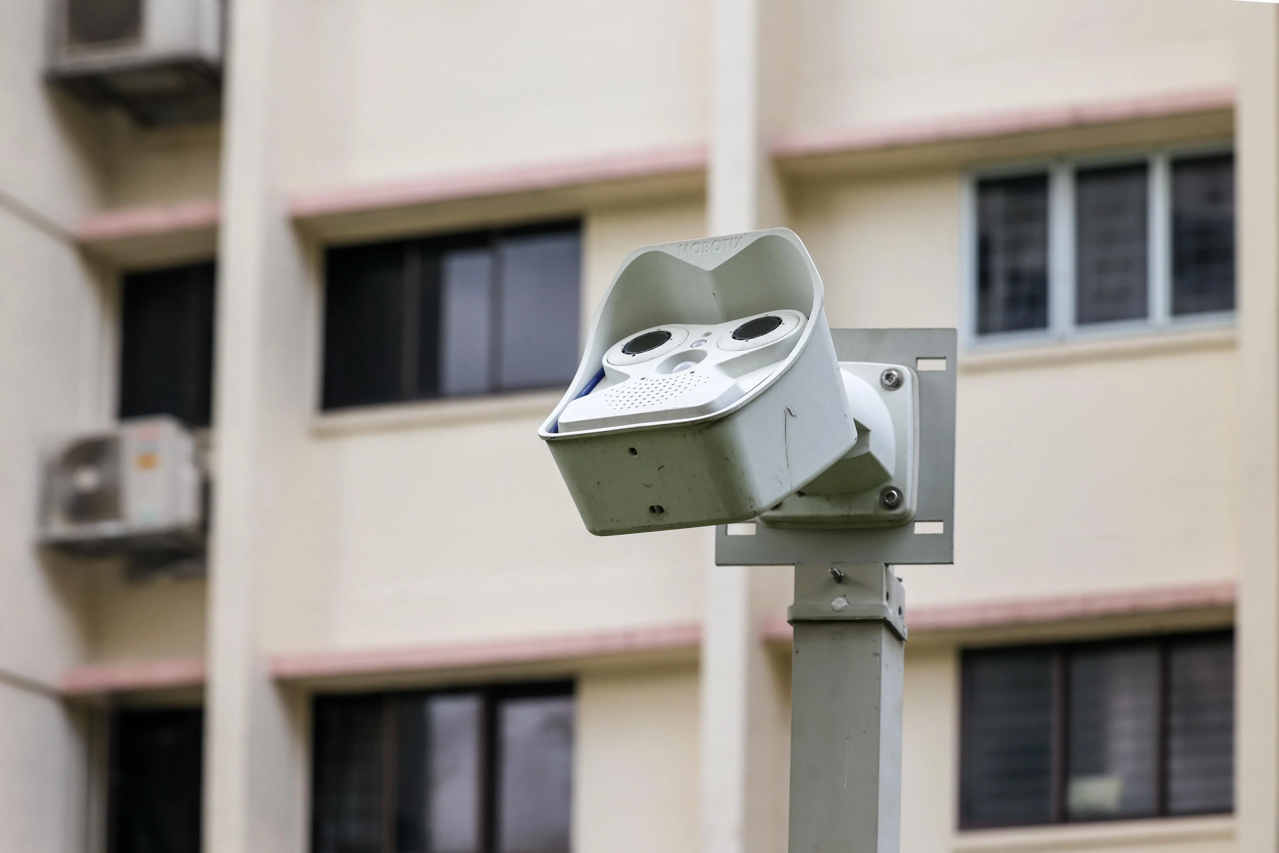 金文泰组屋区安装了监控摄像头，以记录高楼抛物行为，对违法者采取执法行动。（陈斌勤摄）