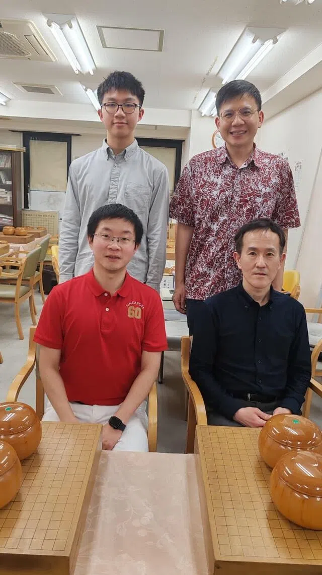 李沂修（前排左起）和三村智保，以及陈奕航（后排左起）和李信强，在市川儿童围棋道场合影。（陈明耀摄）