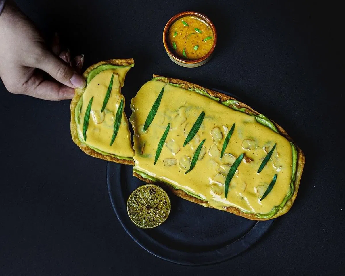 Alegria的超大Nacho，淋上芝士和搭配芒果Salsa。