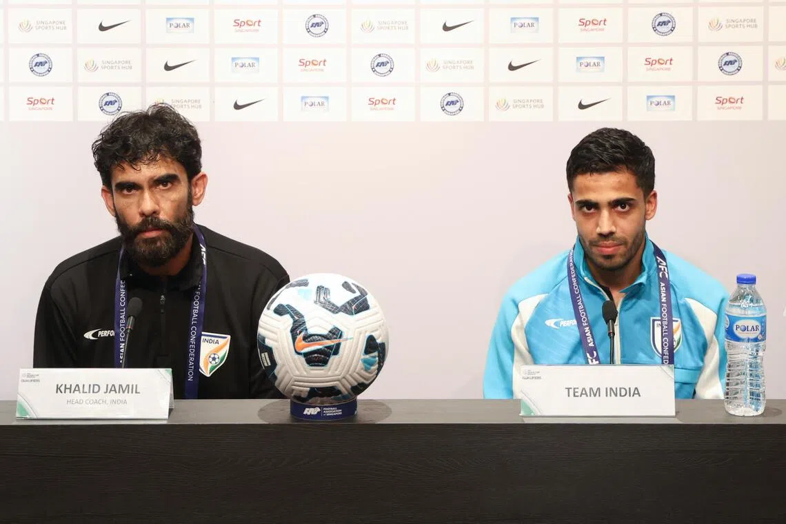 印度队主帅贾米尔（左）和前锋维克拉姆（右）一起出席赛前记者会。两人都说，虽然是客场作战，但球队还是会全力争取三分。（关俊威摄）