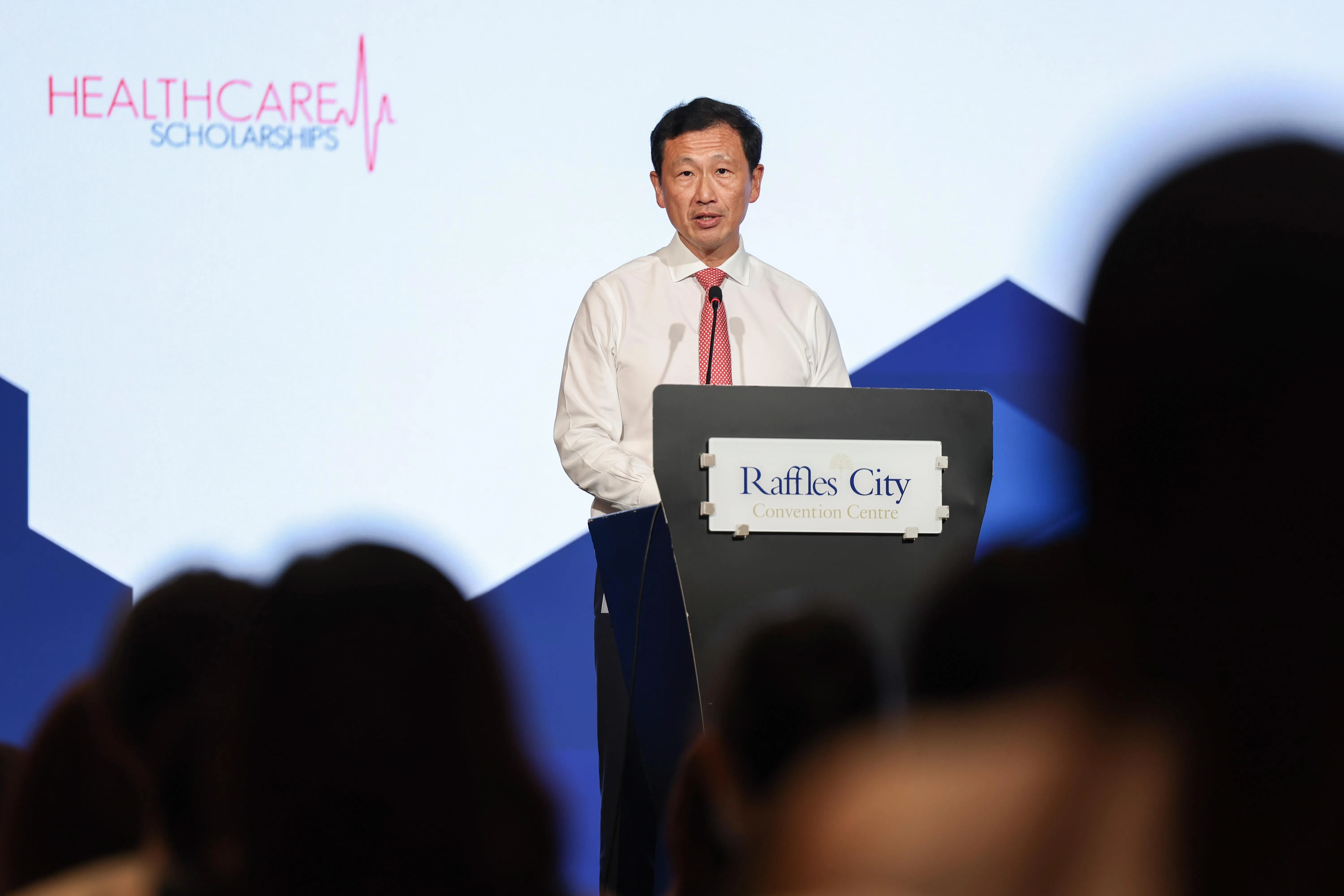 卫生部长王乙康辞时说，奖学金得主学成后即将投身的，是一个正在经历转型的医疗保健领域。（海峡时报）