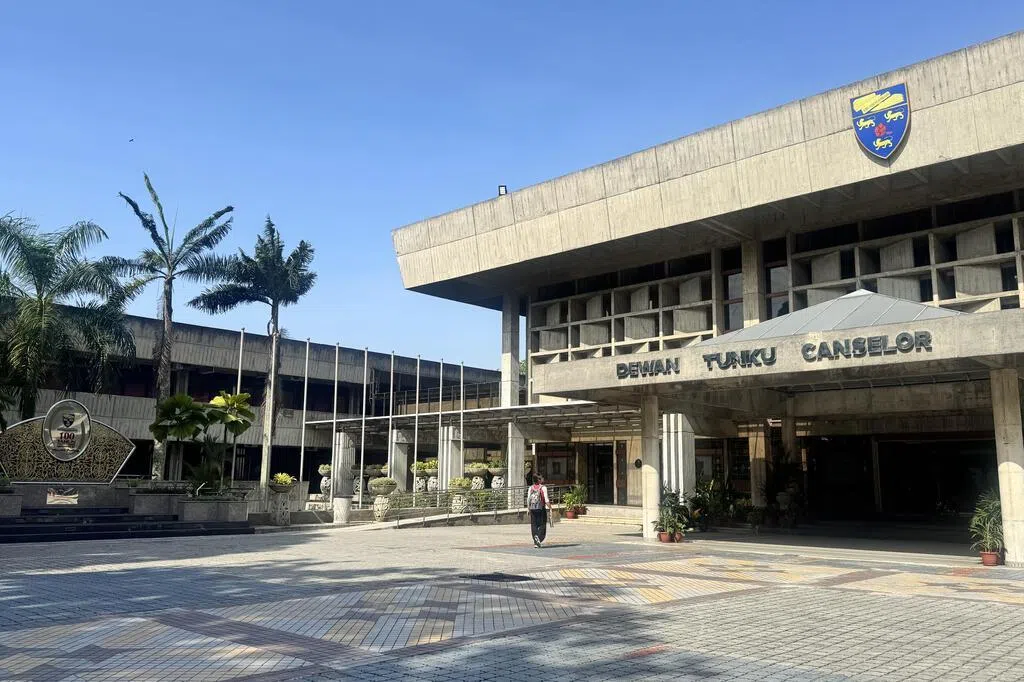 马来亚大学就校方主办的话剧比赛中出现争议场景公开道歉，有关情节因被指过于露骨而在网上引来批评声浪。