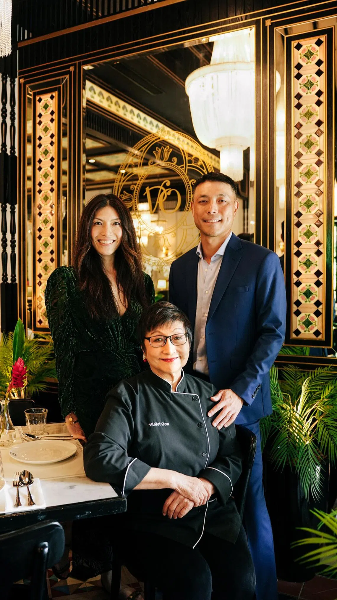 温美玉和女儿郑书琳及儿子郑益铭，一起经营家族企业餐饮生意。（餐馆提供）