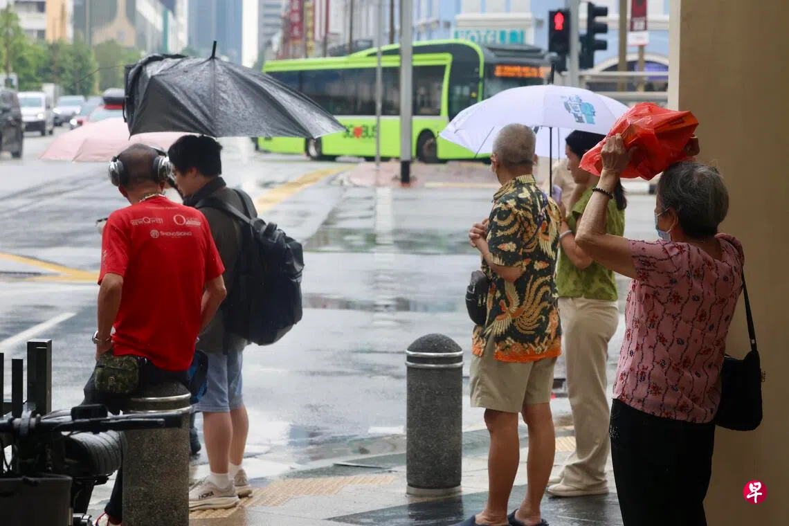 星期六下午本地多处预计有雷阵雨；截至下午1时，全岛24小时PSI仍处于不健康水平。 （陈斌勤摄）