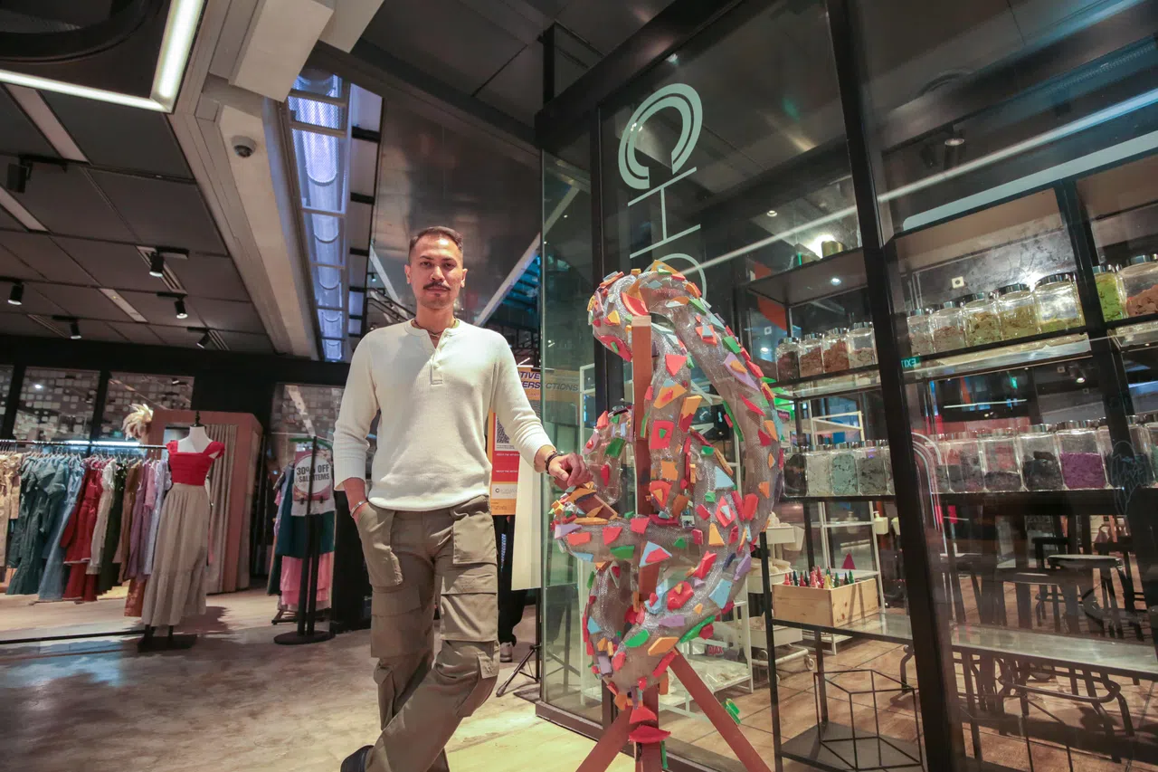 艺术家纳法尔创作的“银蛇盘树”，带出对于生命的思索。（刘志诚摄）