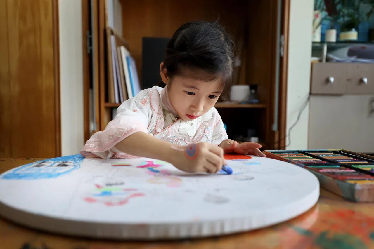 宋静愉约两岁多对绘画有强烈兴趣，常希望邹巧林陪她画画。（龙国雄摄）