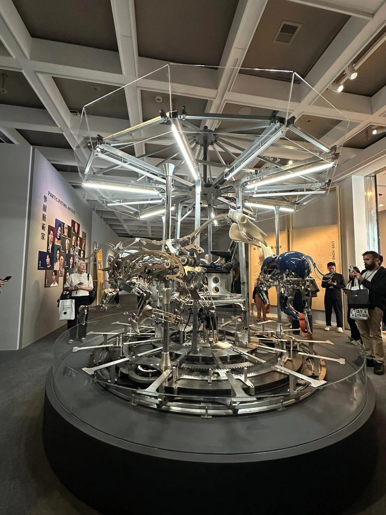 香港艺术馆新展“当下——香港艺术家群展”展出陈家俊的机动装置《劳动之光》。（黄向京摄）