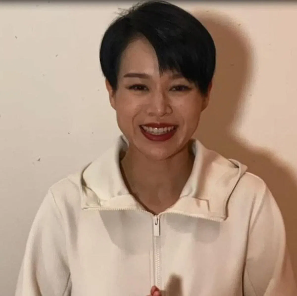 胡杏儿入行第一部剧就跟余慕莲合作。（互联网）