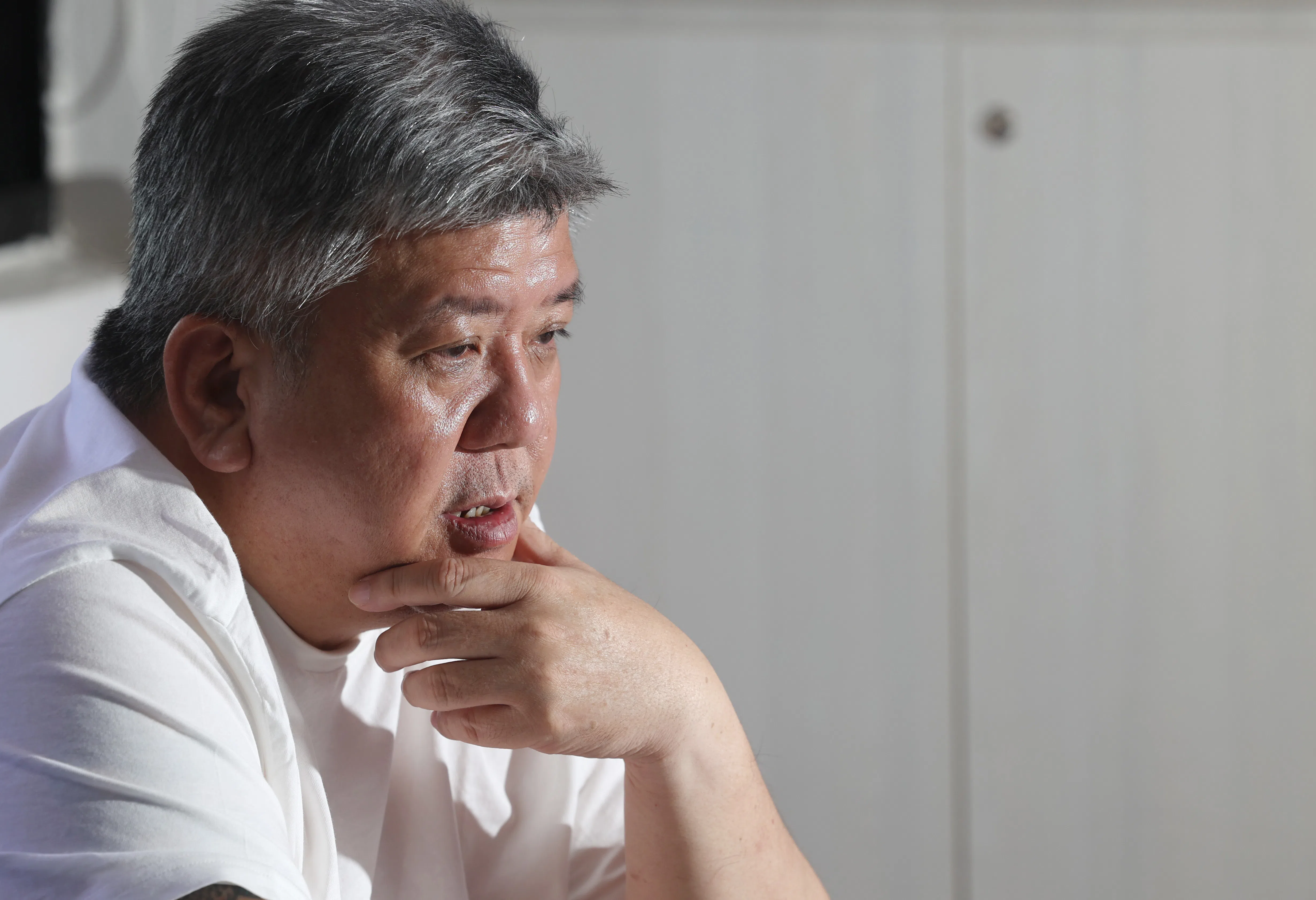 洪伟才说，忍痛关闭四间国泰戏院是长痛不如短痛的“止血”之策。（邝启聪摄）
