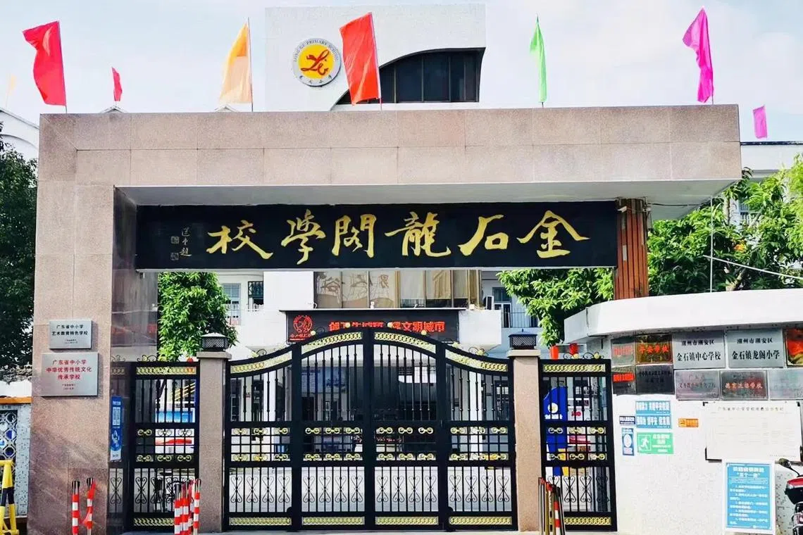 33年来，蓉子热心支持的家乡小学——广东省潮州市金石镇龙阁学校，最近荣获“国级”奖项，令她大喜。（受访者提供）