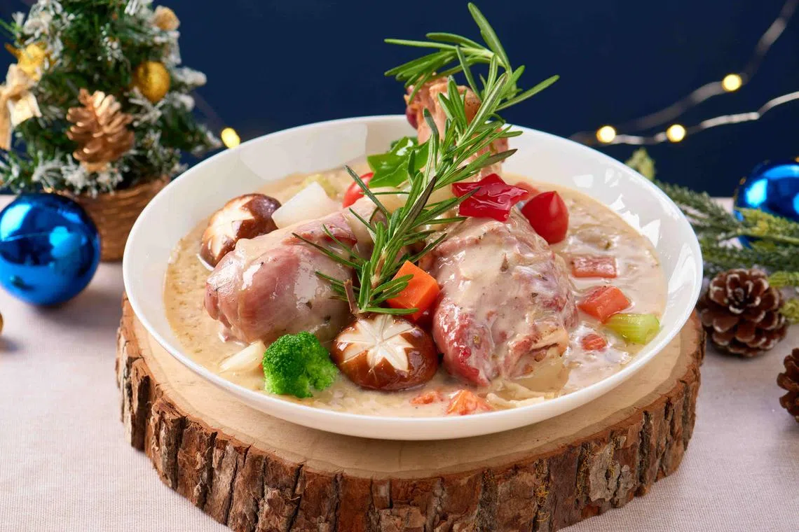 烟熏火鸡腿搭配日本腌梅酱。（餐馆提供）