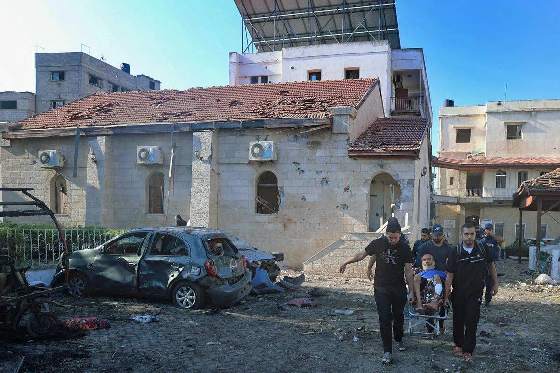 阿赫利阿拉伯医院也是避难所，周边聚集好多逃避战火的民众。星期二，战火点燃，数以百计的人死伤。（路透社）