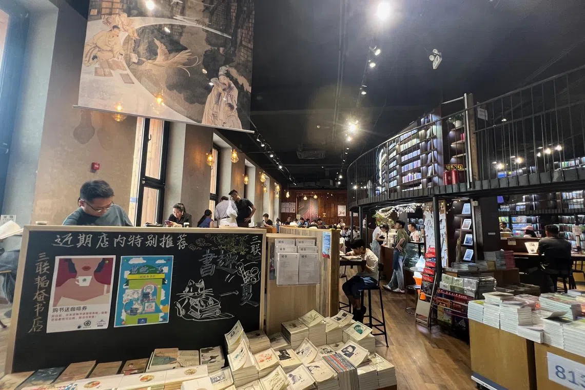 三里屯的北京三联书店24小时通宵经营。（叶孝忠摄）